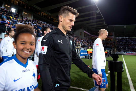 Malmö FFs Markus Rosenberg går in på planen innan