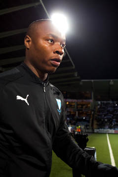 Malmö FFs Carlos Strandberg går in på planen innan