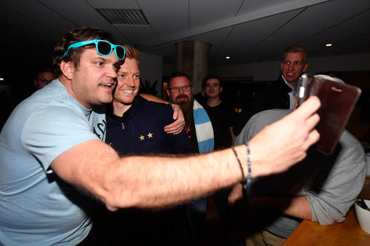 Malmö FFs Anders Christiansen tar bilder med supportrar