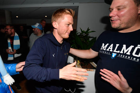 Malmö FFs Anders Christiansen med supportrar på