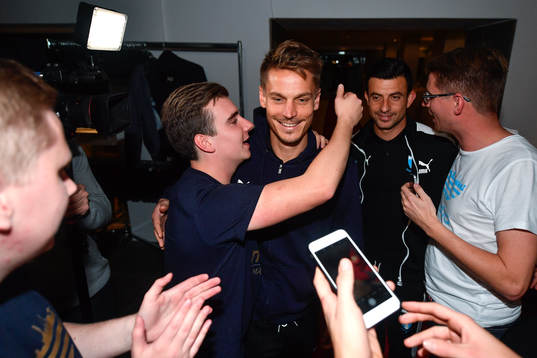 Malmö FFs Markus Rosenberg med supportrar på segerfesten
