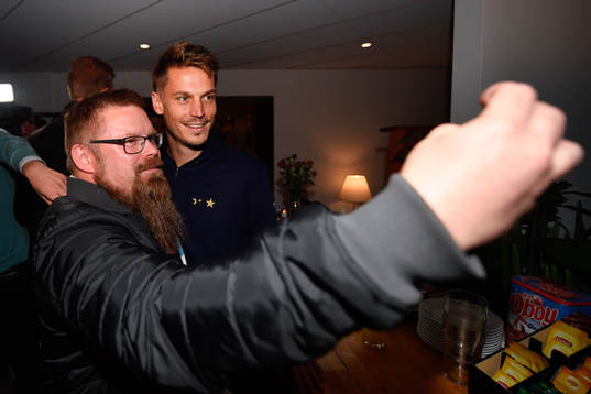 Malmö FFs Markus Rosenberg med supportrar på segerfesten