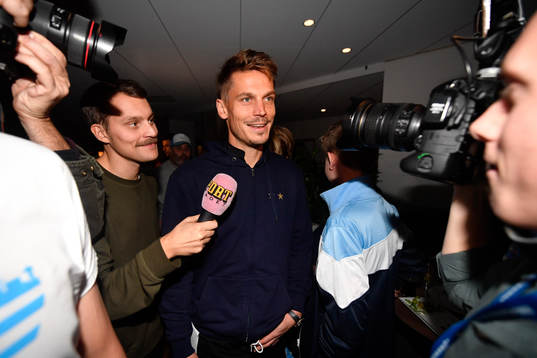 Malmö FFs Markus Rosenberg blir intervjuad på segerfesten
