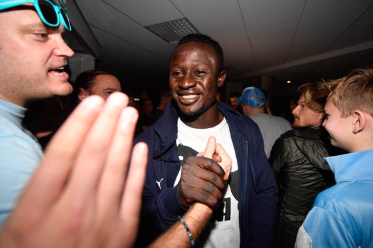Malmö FFs Bonke Innocent med supportrar på segerfesten