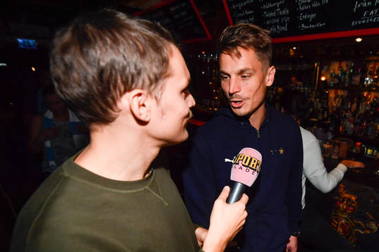 Malmö FFs Markus Rosenberg blir intervjuad på segerfesten