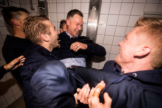 Malmö FFs Anton Tinnerholm och Anders Christiansen duschar
