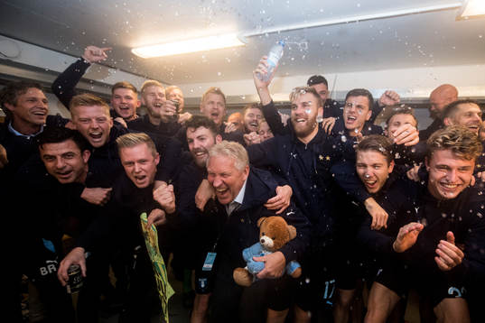 Malmö FFs spelare och ledare jublar i omklädningsrummet