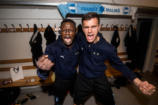 Malmö FFs Bonke Innocent och Alexander Jeremejeff jublar i
