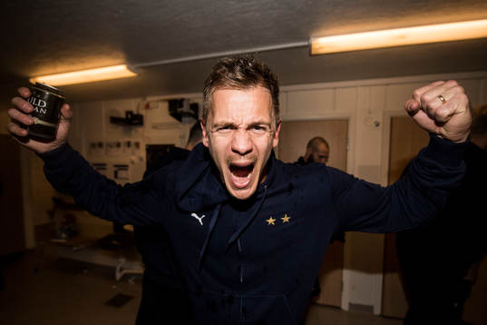 Malmö FFs målvakt Johan Dahlin jublar i omklädningsrummet