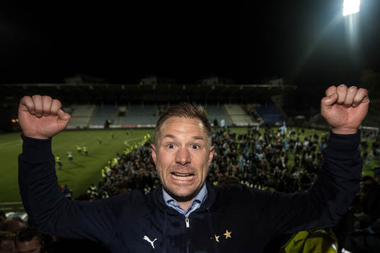 Malmö FFs tränare Magnus Pehrsson jublar