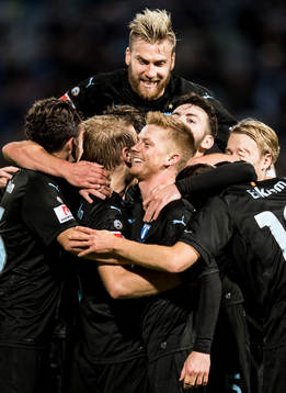 Malmö FFs spelare med Rasmus Bengtsson hoppandes jublar