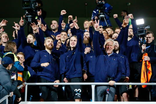Malmö FF jublar framför sina supporters