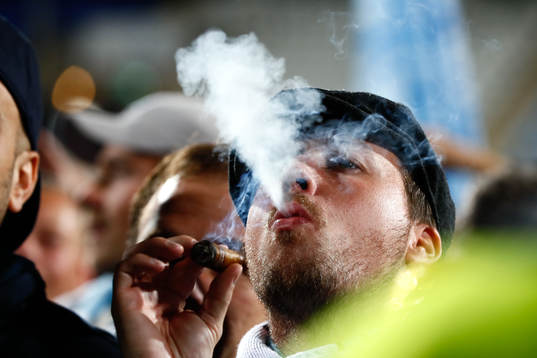 En malmösupporter röker cigarr