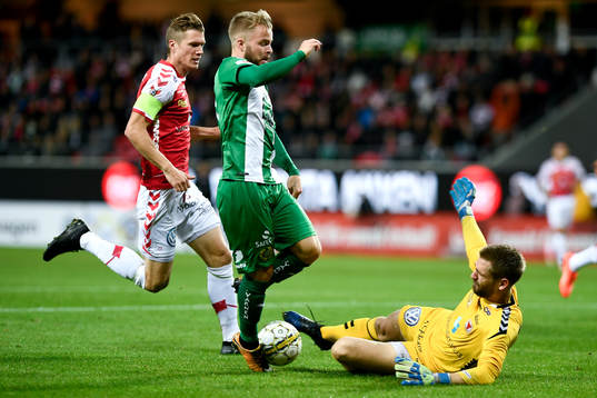 Hammarbys Sander Svendsen mot Kalmars målvakt Lucas