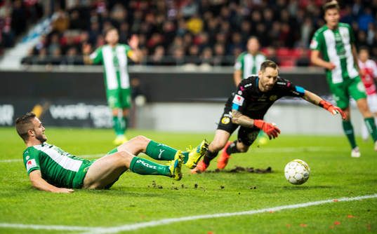 Hammarbys Mats Solheim gör självmål medan Hammarbys