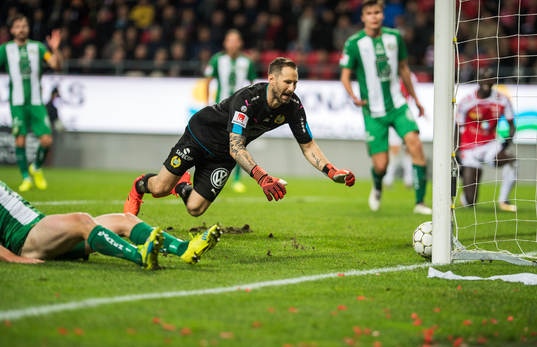 Hammarbys Mats Solheim gör självmål medan Hammarbys