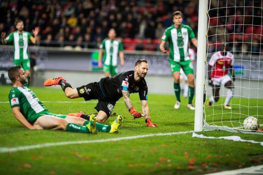 Hammarbys Mats Solheim gör självmål medan Hammarbys