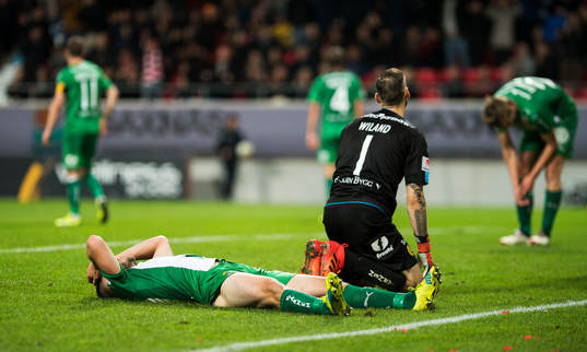 Hammarbys Mats Solheim och målvakt Johan Wiland deppar