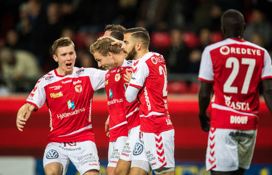 Kalmars Jonathan Ring jublar med lagkamrater