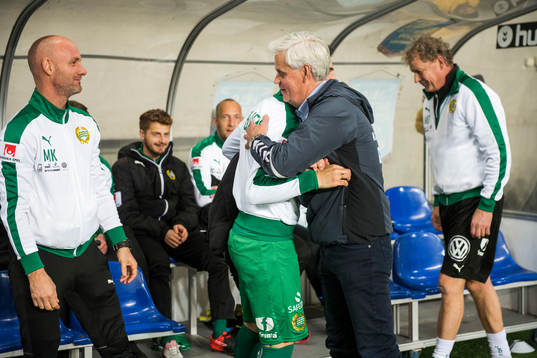 Kalmars tränare Nanne Bergstrand hälsar på Hammarbys