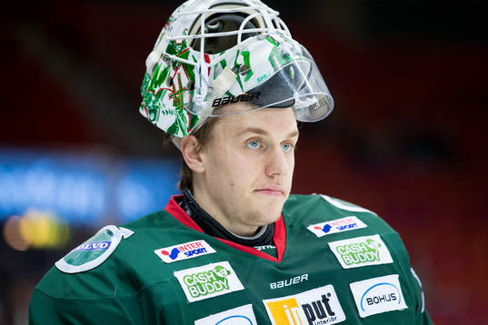 Frölundas målvakt Johan Mattsson på isvärmningen innan