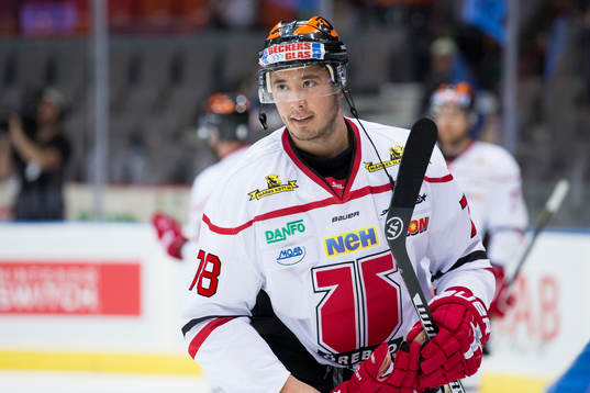 Örebros Victor Bartley på isvärmningen innan