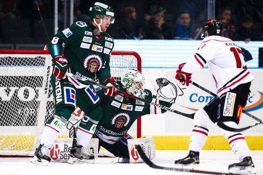 Frölundas målvakt Johan Mattsson räddar skott