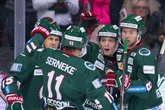 Frölundas Lias Andersson jublar och omfamnas
