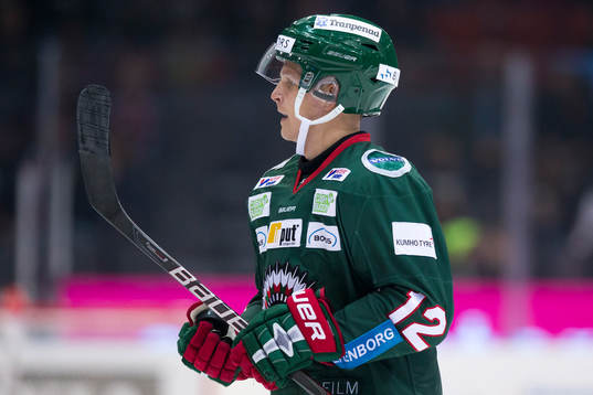 Frölundas Max Friberg med 1-1 pucken som han överlämnar