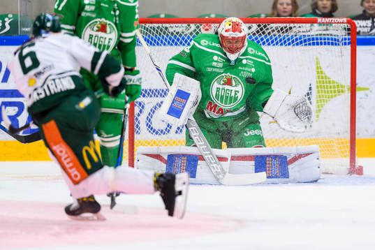 Rögles målvakt Justin Pogge med en räddning
