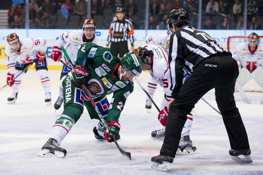 Frölundas Joel Lundqvist tekar mot Örebros Kalle Olsson