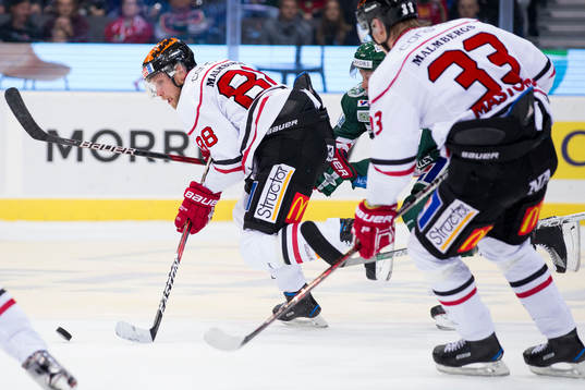 Örebros Viktor Ekbom före Frölundas Max Friberg