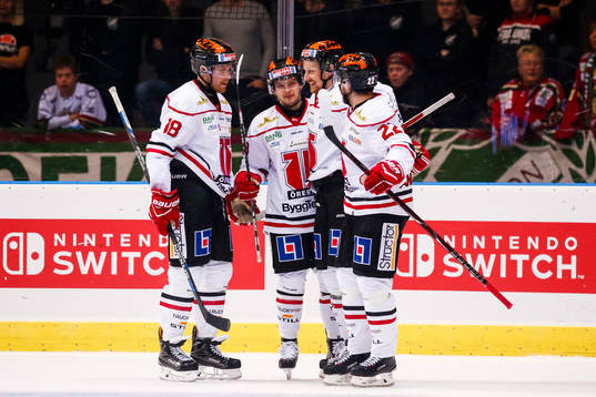 Örebros spelare jublar