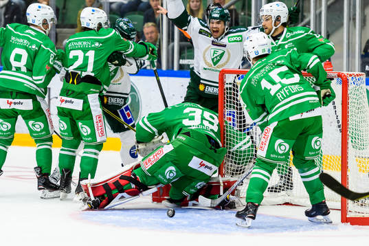Färjestads spelare jublar men målet döms bort