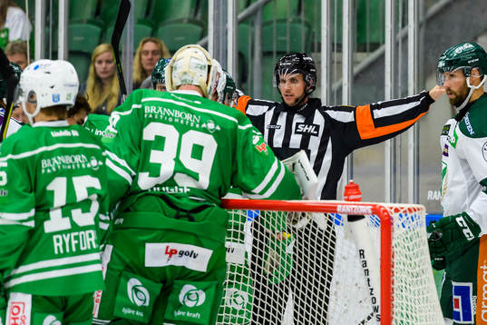 Domare Patric Bjälkander dömer bort ett mål