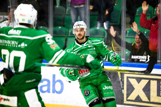 Rögles Juhamatti Aaltonen jublar