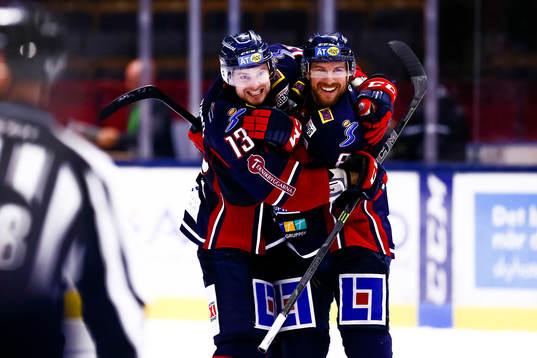 Linköpings Andrew Gordon och Derek Roy jublar