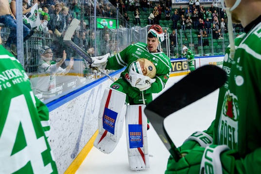 Rögles målvakt Justin Pogge jublar