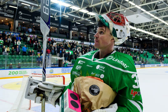 Rögles målvakt Justin Pogge jublar