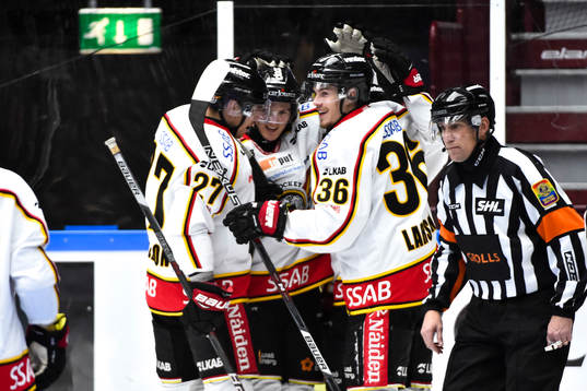 Luleås Brendan Mikkelson och Emil Larsson kuböar med Isac