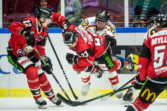 Malmö Redhawks Lars Bryggman och Christoffer Forsberg mot