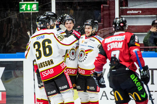 Luleås Isac Lundeström jublar med lagkamraterna