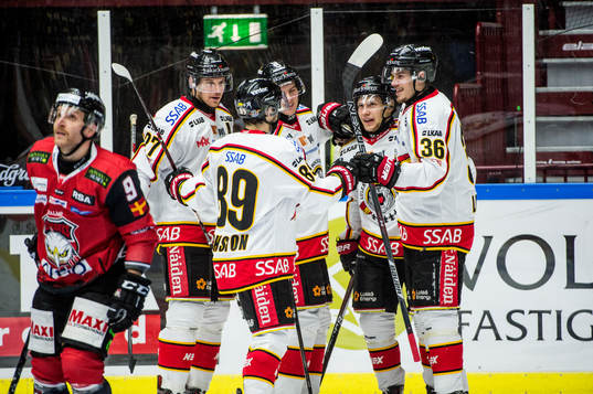 Luleås Isac Lundeström jublar med lagkamraterna