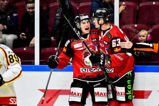 Malmö Redhawks Fredrik Händemark och Robin Alvarez jublar