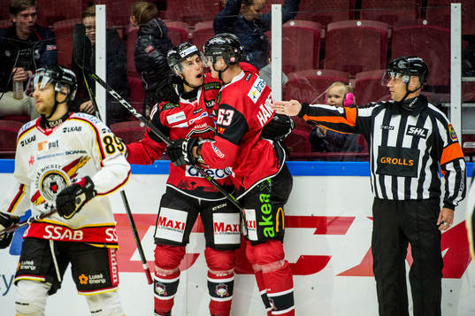 Malmö Redhawks Robin Alvarez och Fredrik Händemark jublar