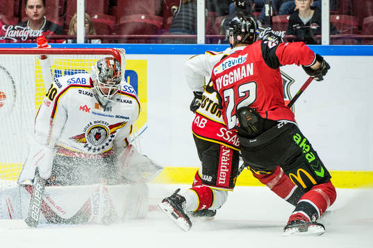 Malmö Redhawks Lars Bryggman mot Luleås målvakt Filip