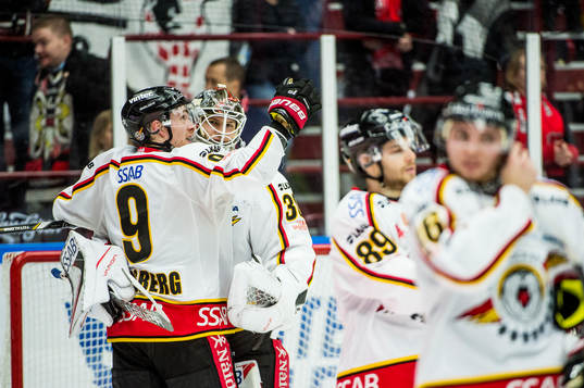 Luleås Johan Forsberg jublar med målvakt Filip Gustavsson
