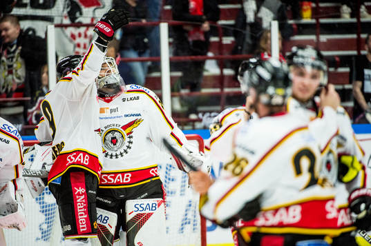 Luleås Johan Forsberg jublar med målvakt Filip Gustavsson