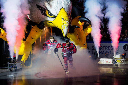 Malmö Redhawks Oscar Eklind och Niklas Arell kommer in på