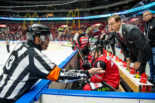 Domare Morgan Johansson och Malmö Redhawks assisterande